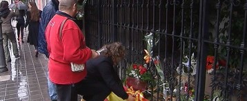 Flores, velas y mensajes de condolencia en la casa de Rita Barberá 